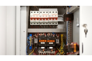 Caja con varios interruptores termomagnéticos