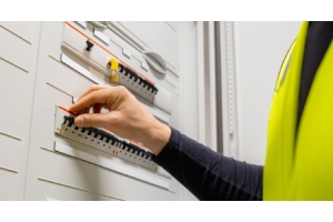 Electricista experto revisando un tablero eléctrico industrial