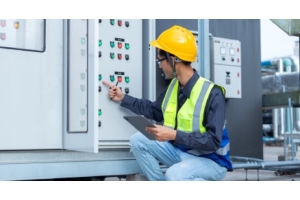 Ingeniero revisando instalación para prevenir riesgos eléctricos
