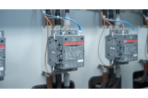 Planta de energía con contactores eléctricos