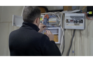 Electricista experto revisando el calibre de los cables para calcular el amperaje