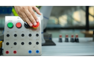 botonería en un panel de control industrial