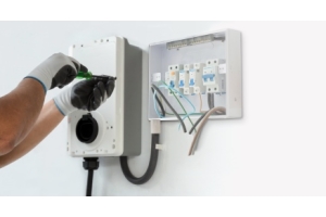 eléctrico instalando un centro de carga en una casa
