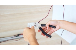 electricista instalando un electroconductor en un cableado eléctrico