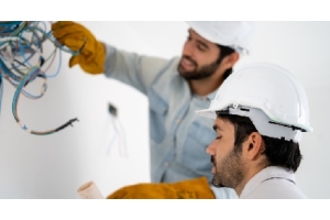 electricistas instalando y revisando los componentes de protección eléctrica