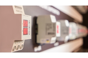 monitores eléctricos en sistemas industriales