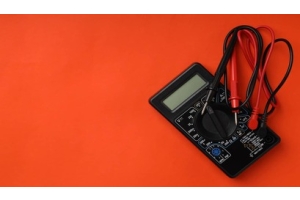 Multímetro digital en un fondo naranja