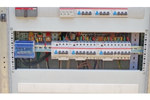 rieles en tableros eléctricos