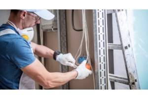 técnico eléctrico de una construcción asentando una instalación eléctrica