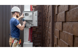  técnico instalando un centro de carga residencial