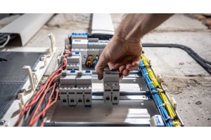 técnico instalando un interruptor termomagnético