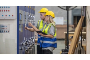 técnicos inspeccionando los centros de carga industriales