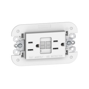 Tomacorriente dúplex ICFT con autoprueba y protección infantil, incluye chasis, 15 A, blanco. KW4188GFG6 Bticino