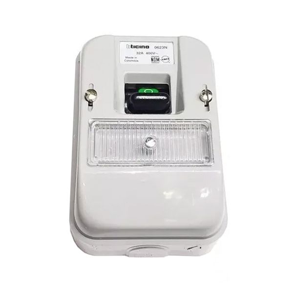 Interruptor de sobreponer, 3 polos, 1 tiro, 32 A. 0623N Bticino