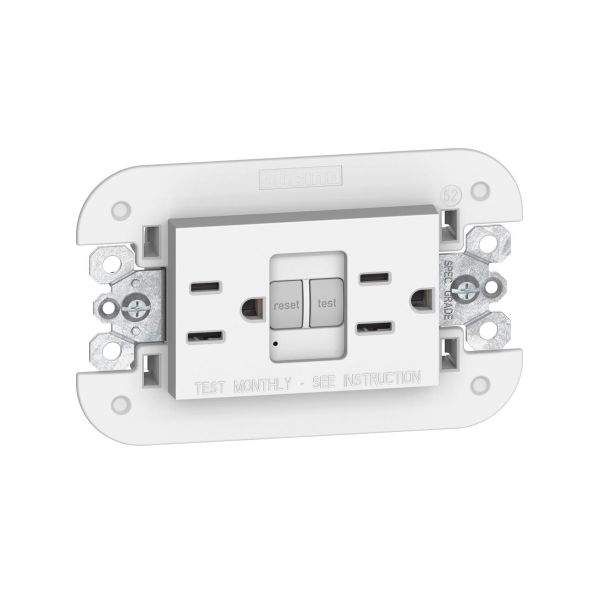 Tomacorriente dúplex ICFT con autoprueba y protección infantil, incluye chasis, 15 A, blanco. KW4188GFG6 Bticino