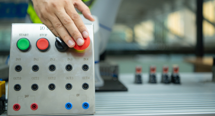 Botonería industrial: 6 funciones clave en paneles de control